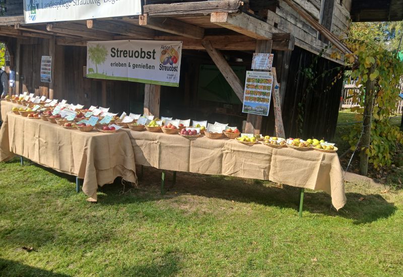 Obstausstellung und Gerätevorführung