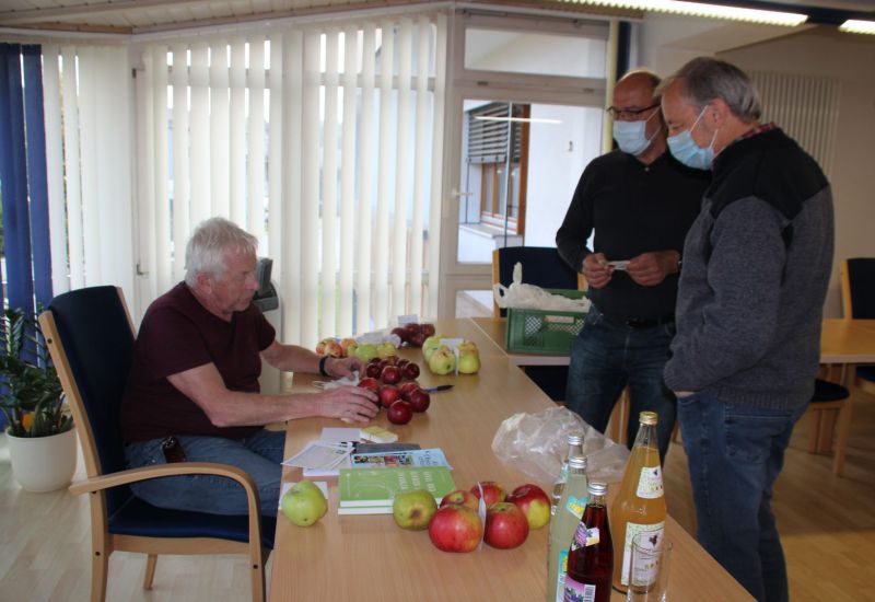 Pomologe Wolfgang Subal bei der Apfelbestimmung